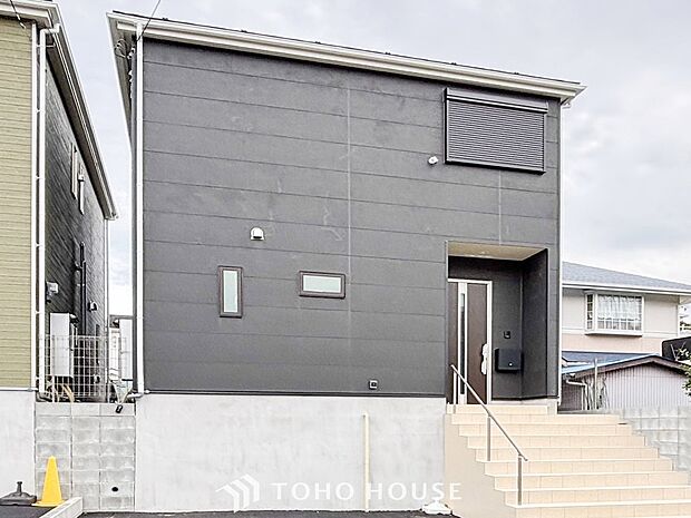 住む人を映し出す洗練された佇まいは、いつまでも輝き続けながらいつしか街の風景に溶け込んでいきます。