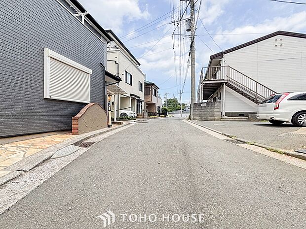 前面道路含む現地写真『快適』は「家」と「街」と「環境」が調和した時に訪れるだと改めて感じさせてくれます。