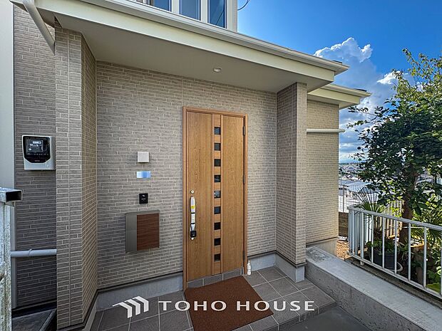 住む人や訪れる人やさしくエスコートする玄関アプローチ。