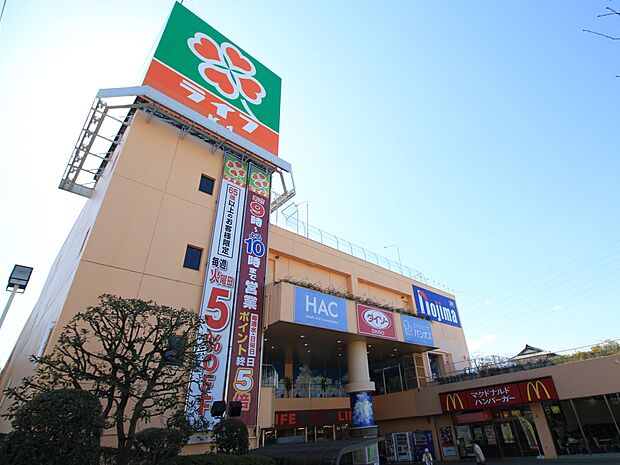 スーパーをはじめ建物内には100円ショップ、ノジマ、マクドナルドなども併設しています。