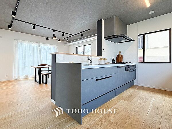 機能的で使い勝手のよさそうなキッチン。明るく清潔感があります。