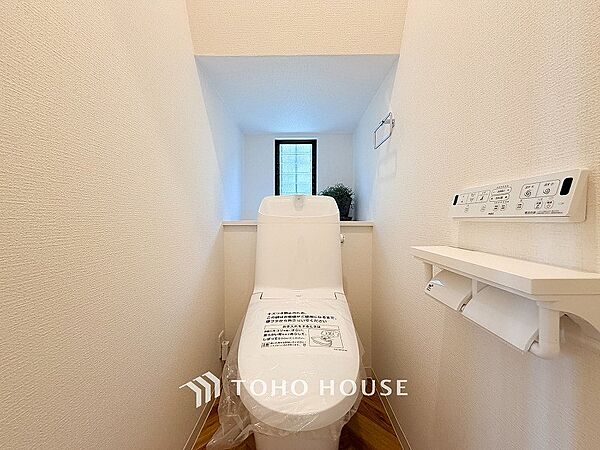 トイレはシンプルにホワイトで統一。多機能型の温水洗浄付きトイレを標準設置しています。