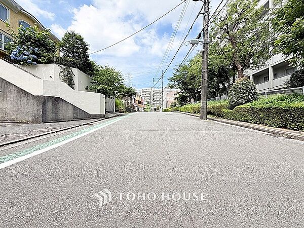 前面道路含む現地写真『快適』は「家」と「街」と「環境」が調和した時に訪れるだと改めて感じさせてくれます。