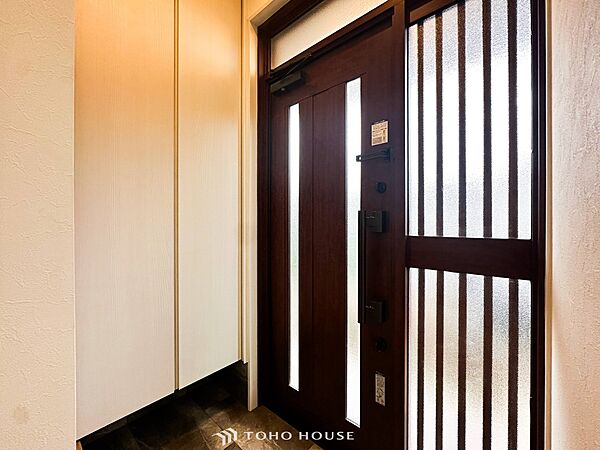 居住者の帰り、訪れる方を優しく迎えてくれる開放感のある玄関。