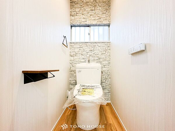トイレはシンプルにホワイトで統一した温水洗浄付です。