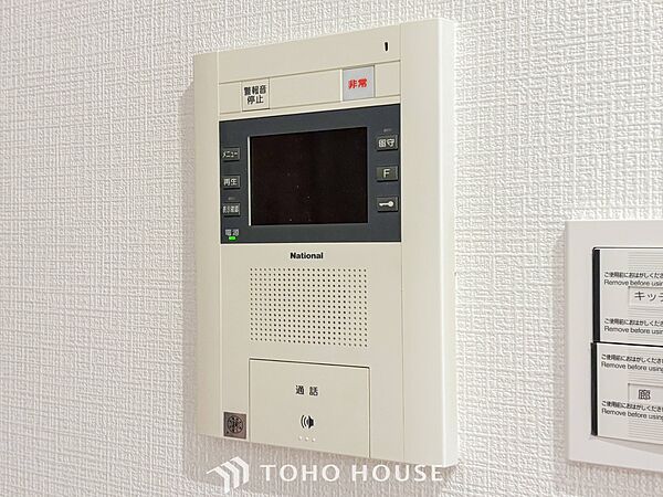 誰が来てもわかる様にモニター付きインターホンを設置。