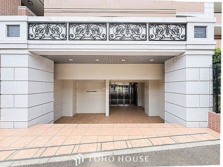 住まう誇らしさと安心感を演出する落ち着いた雰囲気のエントランス。