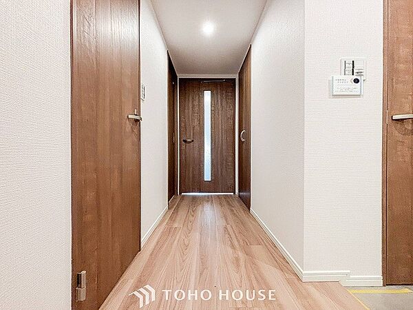 上質感漂う廊下。居住者の帰り、訪れる方を優しく迎え安らぎに満ちた生活空間を予感させます。