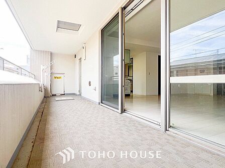 心地よい風を肌で感じることのできるバルコニー。