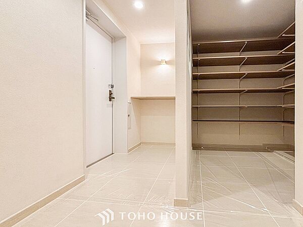 白を基調とし明るく開放感のある玄関。居住者の帰り、訪れる方を優しく迎えてくれます。