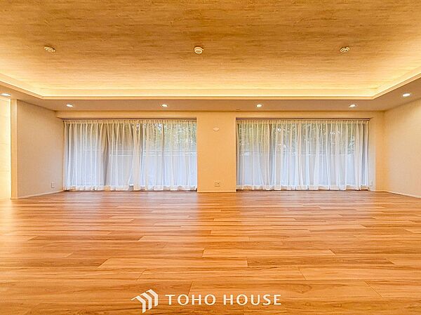 やわらかな陽射しがふりそそぎ、室内に開放感と爽快感をもたらします。