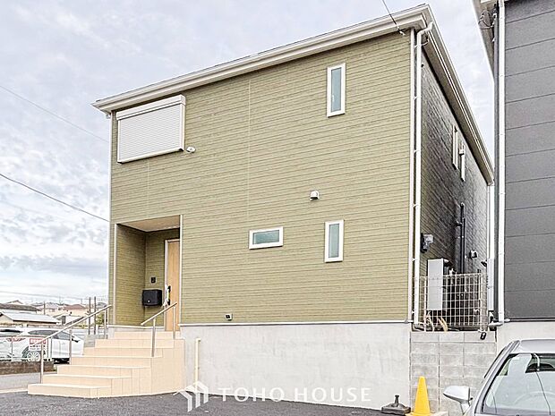 住む人を映し出す洗練された佇まいは、いつまでも輝き続けながらいつしか街の風景に溶け込んでいきます。