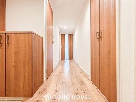 やわらかな陽射しがふりそそぎ、ゆったりした時間が流れる室内。