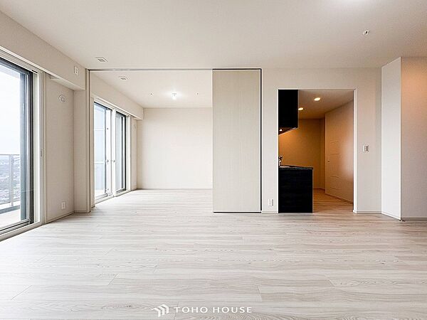 忙しい朝でも、しっかり家族が揃って食事をして頂けるゆとりある大きさのダイニングスペース。