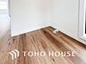 室内：洗濯機を配置しても十分なスペースを確保しております。