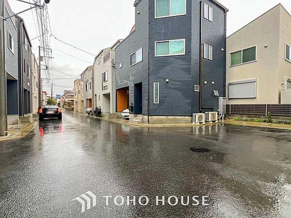 前面道路含む現地写真『快適』は「家」と「街」と「環境」が調和した時に訪れるだと改めて感じさせてくれます。