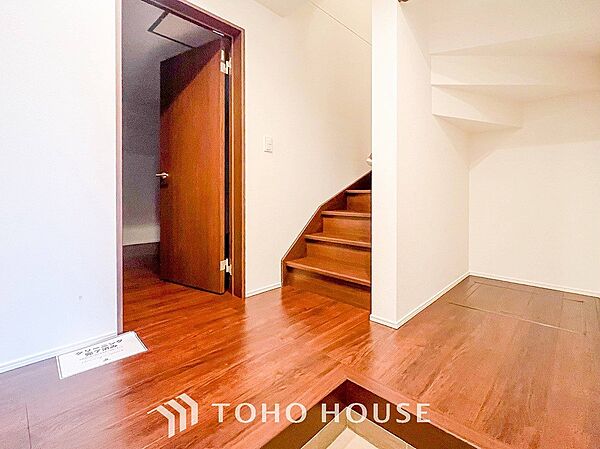 上質感漂う廊下。居住者の帰り、訪れる方を優しく迎える・安らぎに満ちた生活空間を予感させる。