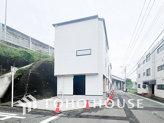 前面道路含む現地写真『快適』は「家」と「街」と「環境」が調和した時に訪れるだと改めて感じさせてくれます。