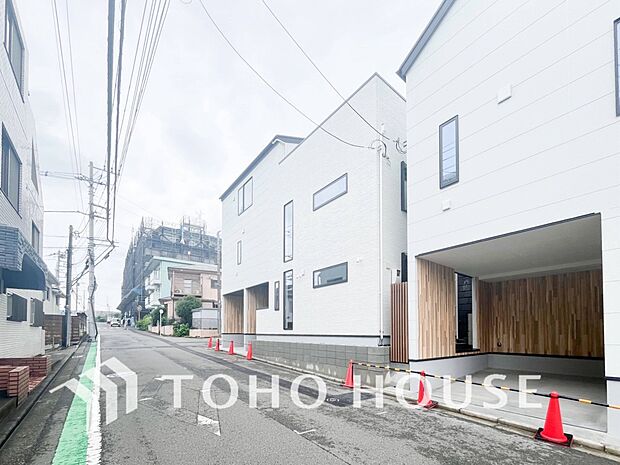 前面道路含む現地写真『快適』は「家」と「街」と「環境」が調和した時に訪れるだと改めて感じさせてくれます。