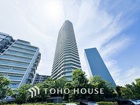 住む人を映し出す洗練された佇まいは、いつまでも輝き続けながらいつしか街の風景に溶け込んでいきます。