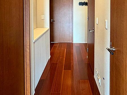 上質感漂う廊下。居住者の帰り、訪れる方を優しく迎え安らぎに満ちた生活空間を予感させます。