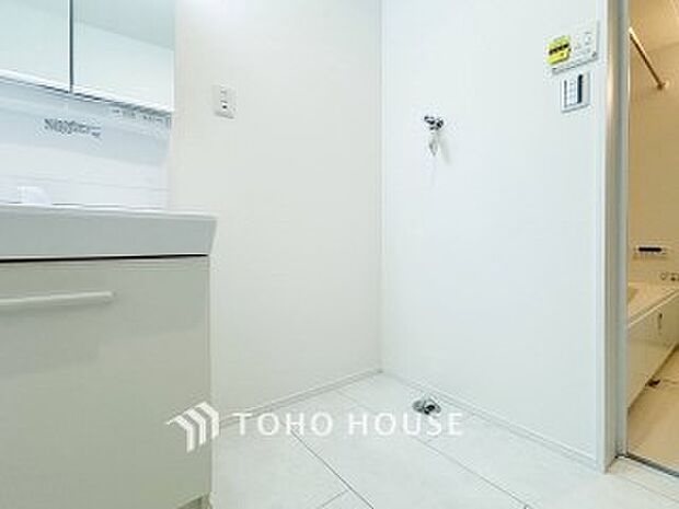 洗濯機を配置しても十分なスペースを確保しております。