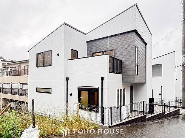 住む人や訪れる人やさしくエスコートする玄関アプローチ。