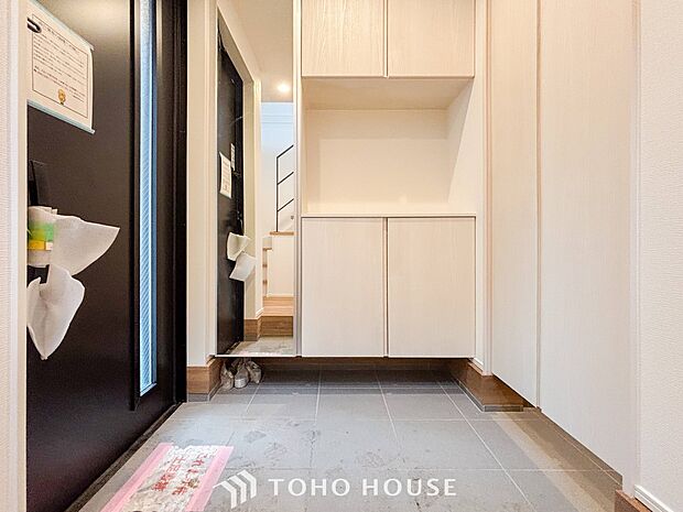 居住者の帰り、訪れる方を優しく迎えてくれる玄関です。