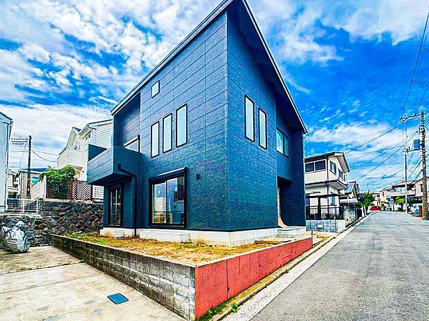 落ち着きのある閑静な住宅街に佇む邸宅。きっとここからご家族のかけがえのない想い出が作られることでしょう。