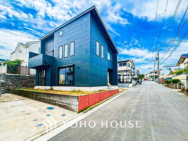 前面道路含む現地写真『快適』は「家」と「街」と「環境」が調和した時に訪れるだと改めて感じさせてくれます。