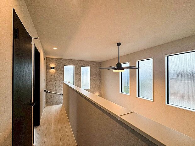 上質感漂う廊下。居住者の帰り、訪れる方を優しく迎え安らぎに満ちた生活空間を予感させます。