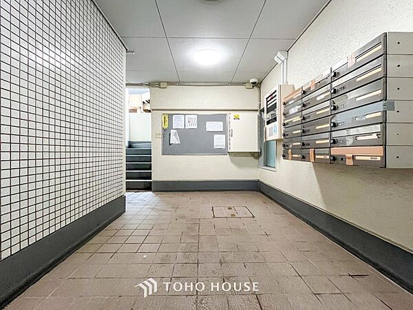 住まう誇らしさと安心感を演出する落ち着いた雰囲気のエントランス。
