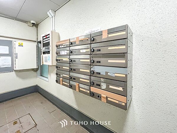 取り出しやすいエントランス内郵便受け。