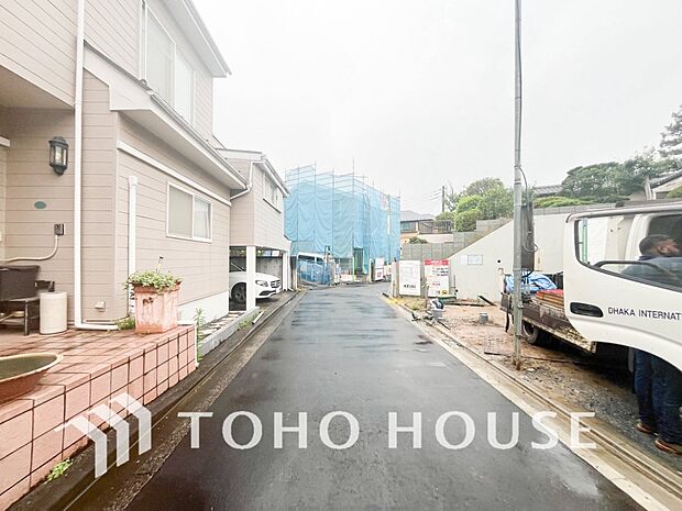 前面道路含む現地写真『快適』は「家」と「街」と「環境」が調和した時に訪れるだと改めて感じさせてくれます。