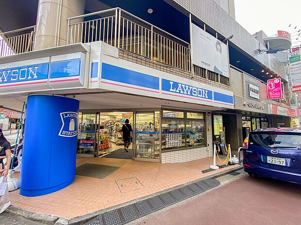 24時間営業。お弁当やお惣菜、パンなどをはじめ、生活用品、お酒、たばこなども取り揃えています。