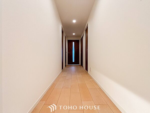 上質感漂う廊下。居住者の帰り、訪れる方を優しく迎え安らぎに満ちた生活空間を予感させます。