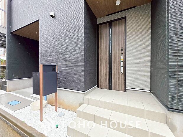 住む人や訪れる人やさしくエスコートする玄関アプローチ。