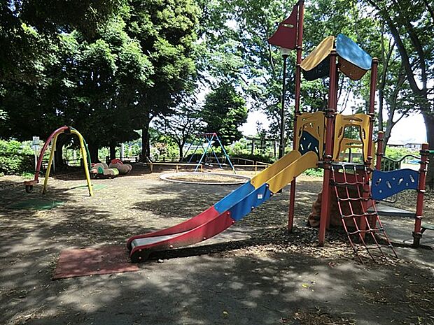 大木に囲まれた木漏れ日が優しい公園。小さなお子様が安心して遊べる遊具も充実し、公園の中心に砂場もあります。隣接して広いグランドもあるのでサッカーもできそう。