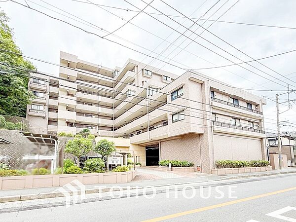 前面道路含む現地写真『快適』は「家」と「街」と「環境」が調和した時に訪れるだと改めて感じさせてくれます。