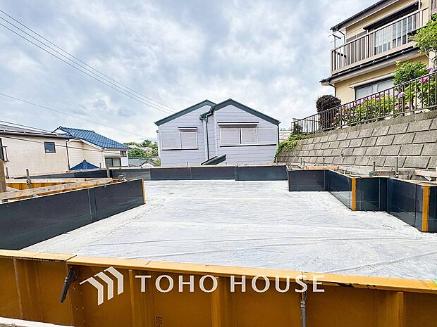 住む人を映し出す洗練された佇まいは、いつまでも輝き続けながらいつしか街の風景に溶け込んでいきます。