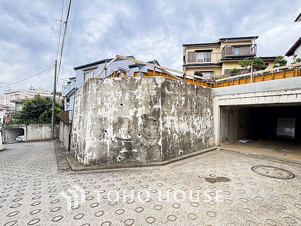 爽やかな青空の下に贅沢なほどに降り注ぐ陽光、豊かな居住性と、クオリティが見事に調和した住空間。