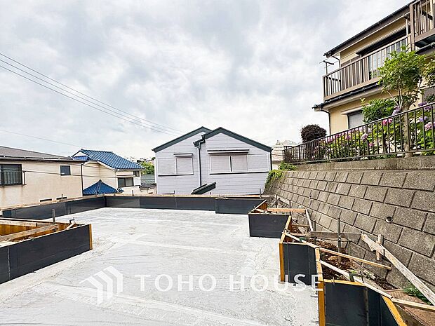 閑静な住宅街の一角、ひと時のくつろぎが生まれ、ゆっくりと愛着が育まれていきます。
