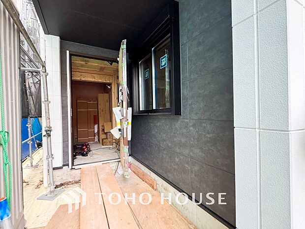 住む人や訪れる人やさしくエスコートする玄関アプローチ。