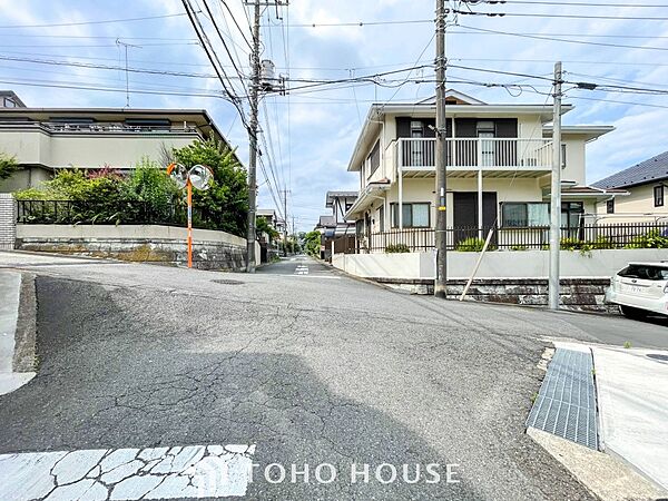 前面道路含む現地写真『快適』は「家」と「街」と「環境」が調和した時に訪れるだと改めて感じさせてくれます。