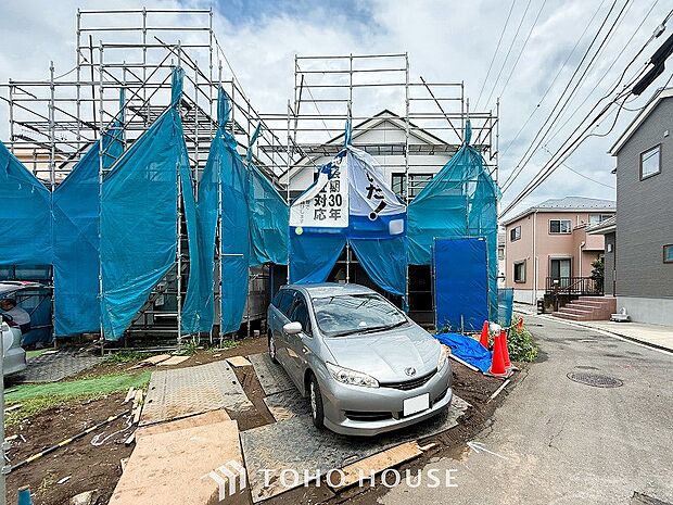 住む人を映し出す洗練された佇まいは、いつまでも輝き続けながらいつしか街の風景に溶け込んでいきます。
