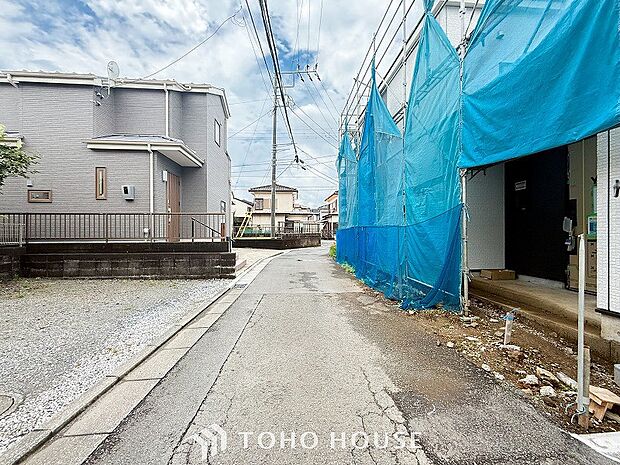 前面道路含む現地写真『快適』は「家」と「街」と「環境」が調和した時に訪れるだと改めて感じさせてくれます。