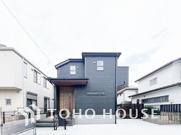 住む人や訪れる人やさしくエスコートする玄関アプローチ。