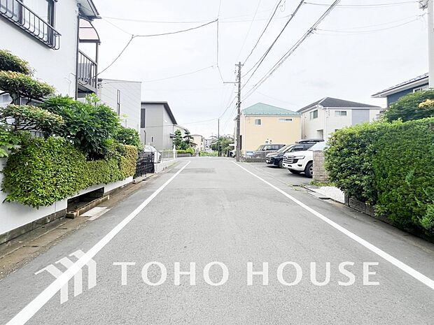 前面道路含む現地写真『快適』は「家」と「街」と「環境」が調和した時に訪れるだと改めて感じさせてくれます。