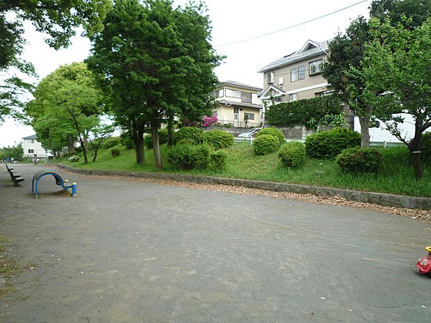 小高い丘の立地を利用して創られた自然豊かな美しい公園。近隣住民にも親しまれ一年を通して散策が楽しめます。田園風景も満喫できます。