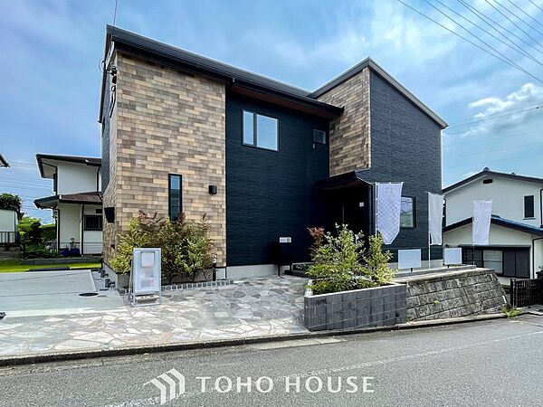 住む人や訪れる人やさしくエスコートする玄関アプローチ。